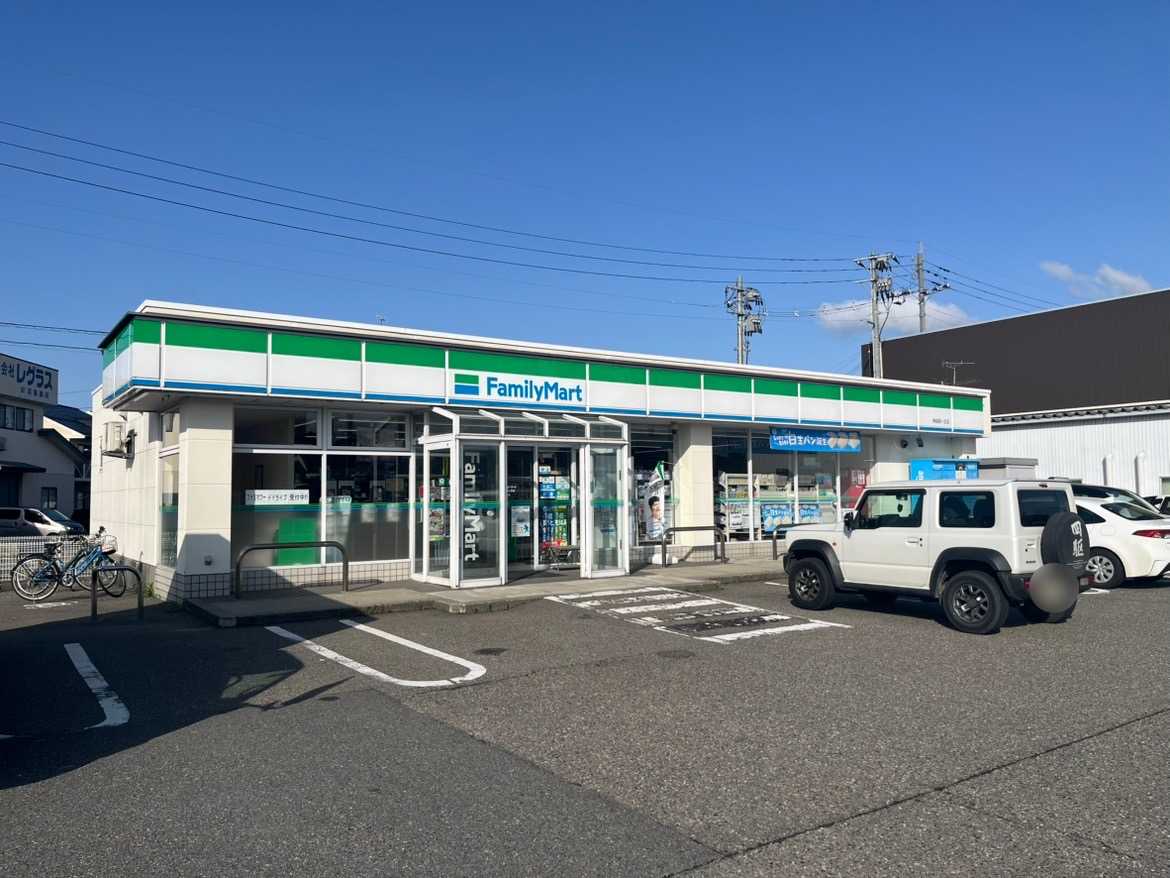 ファミリーマート横越茜ヶ丘店:徒歩約16分 1,273m ファミリーマート横越茜ヶ丘店:徒歩約16分 1,273m